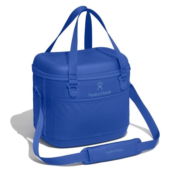 carryouttm-soft-cooler-15-l-d0 12pco382_carryout_cooler_15l_capri_blue_angled_1.jpg