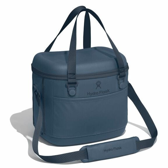carryouttm-soft-cooler-15-l-d0 12pco384-carryout-cooler-15l-harbor-blue-angled_1.jpg