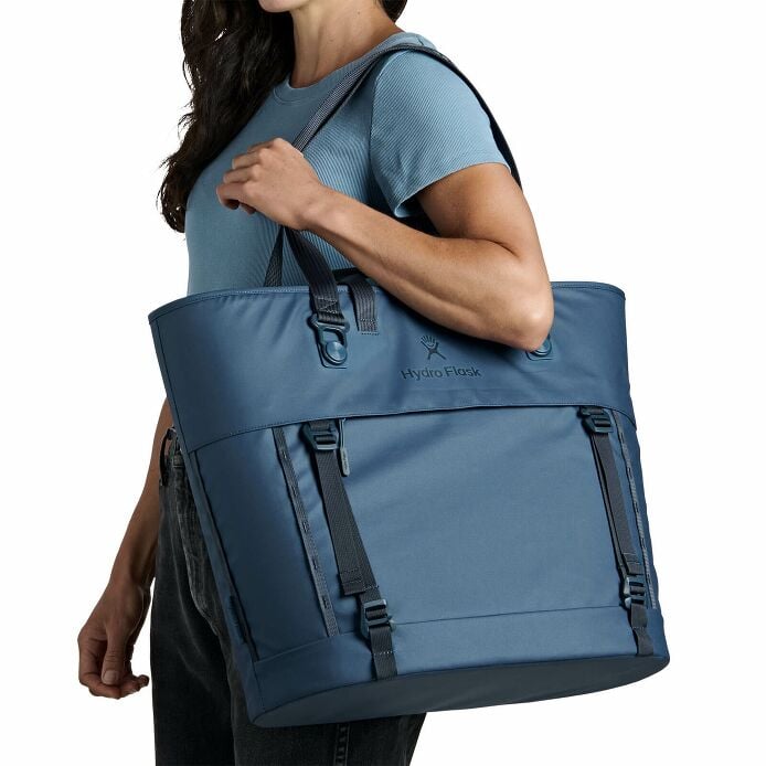 carryouttm-soft-cooler-tote-30-l-g9 250815_hydro_s26_hb_14614_2.jpg