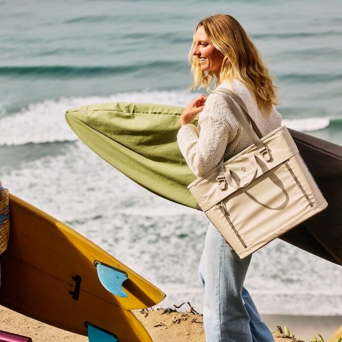 carryouttm-soft-cooler-tote-20-l-j4 hf_carryout_bouwer_d1_l1_torrey_pines_lifestyle_1142_1_1.jpg