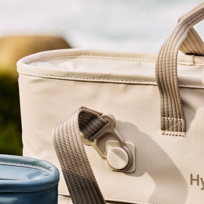 carryouttm-soft-cooler-tote-10-l-i1 hf_carryout_bouwer_d1_l1_torrey_pines_still_life_0123_4.jpg
