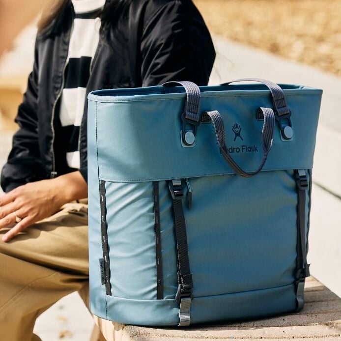 carryouttm-soft-cooler-tote-30-l-g9 hf_carryout_bouwer_d2_l2_parking_soccer_1930_1_1.jpg